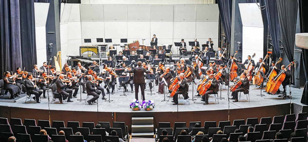 CulturaUG's tweet photo. #65FILUG
En el marco de la 65 Feria Internacional del Libro se presentó la Orquesta Sinfónica de la Universidad de Guanajuato en el Teatro Principal.
Director invitado: Juan Carlos Lomónaco.
Solista: Mario Caroli.
#CulturaUG #SomosAbejasUG https://t.co/y90Z7Z8jnI