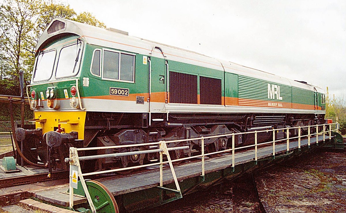 mavmaramis's tweet photo. 59002 Alan J. Day. General Motors works no. 848002-2, 1985. Mendip Rail livery. Renamed from Yeoman Enterprise, 21.06.1996. Photo: Yeovil Junction, 03.05.2003. #railway #locomotive #MendipRail #diesel #Yeoman #Yeovil #turntable #GeneralMotors #AlanDay @NamiHusky https://t.co/RlmMbjflT1