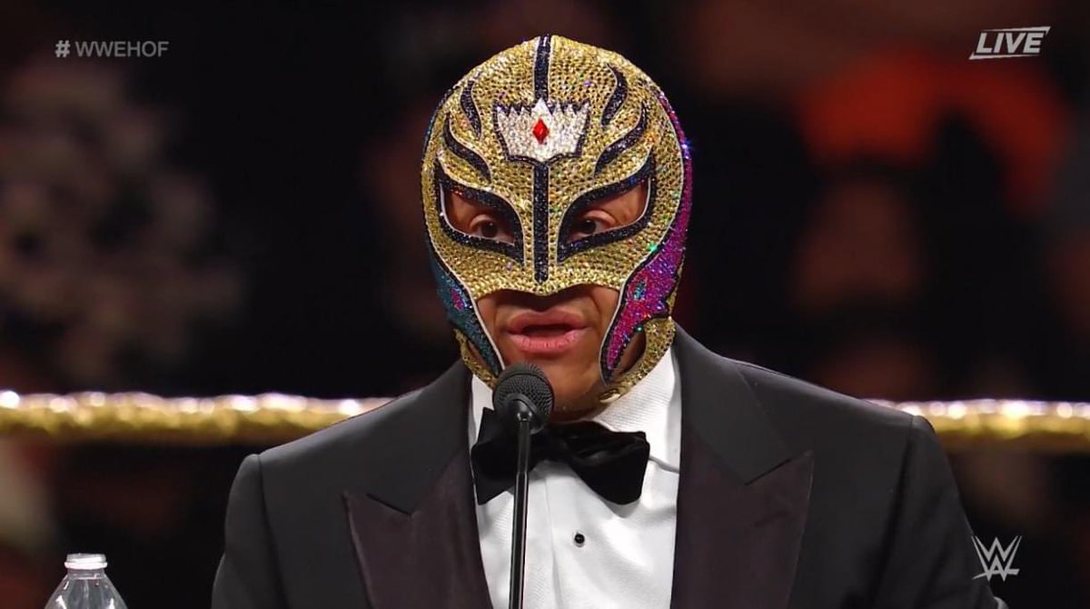 luchalibreonlin's tweet photo. Rey Mysterio cuenta la historia de como estaba desesperado porque las cosas no le iban bien en México y llamó Angie porque quería regresar. Ella le dijo: “Aguántate cabrón”. Ella paró de estudiar medicina para irse a trabajar y poder enviarle dinero a su novio para que pudiera perseguir su sueño, pues creía en su talento. Angie a real one ❤️👏