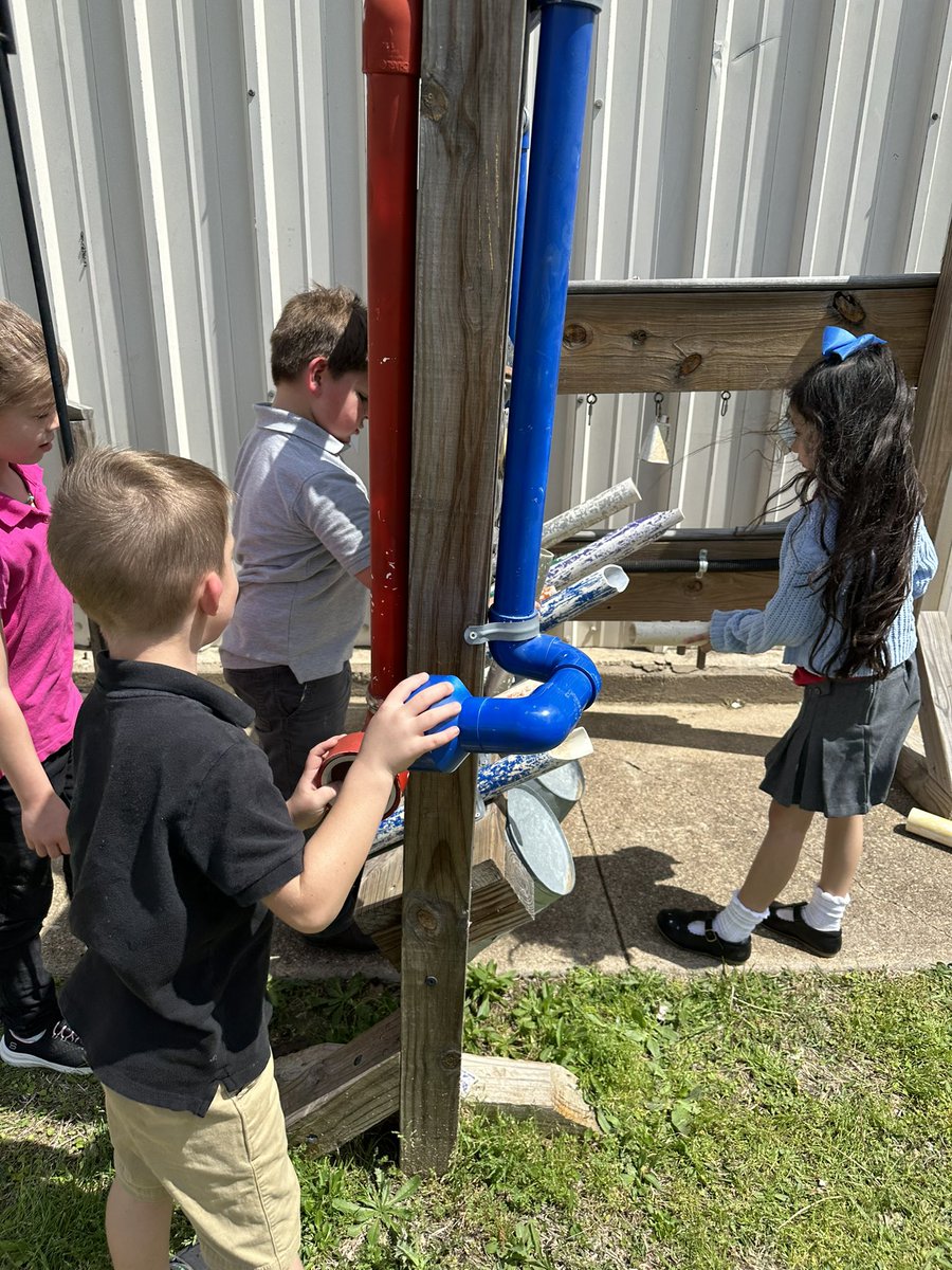heyteacher83's tweet photo. Taking a break and getting a little fresh air in the garden. It was the perfect day and perfect weather! 🌞 @FISD_Ingram 
#IngramIngenuity https://t.co/6XrCofRfsF