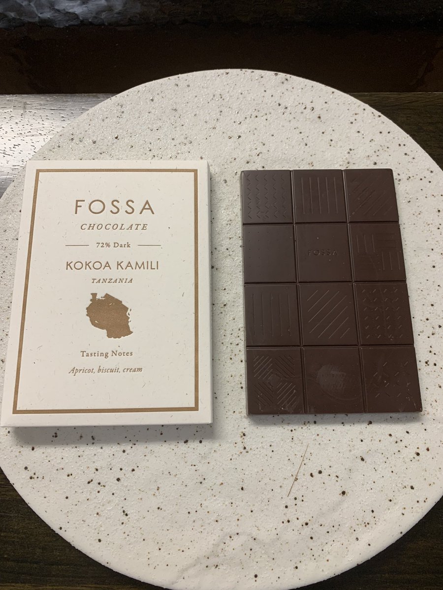 chocokuncom's tweet image. シンガポールの「フォッサチョコレート」といえば、お茶を使ったタブレットのクオリティが高いです。お茶の品質はもちろんのこと、ベースのチョコレートが丁寧に作り込まれているからこそだと思います。そこで今回は、あえてシンプルなダークチョコレートをいただきました。…