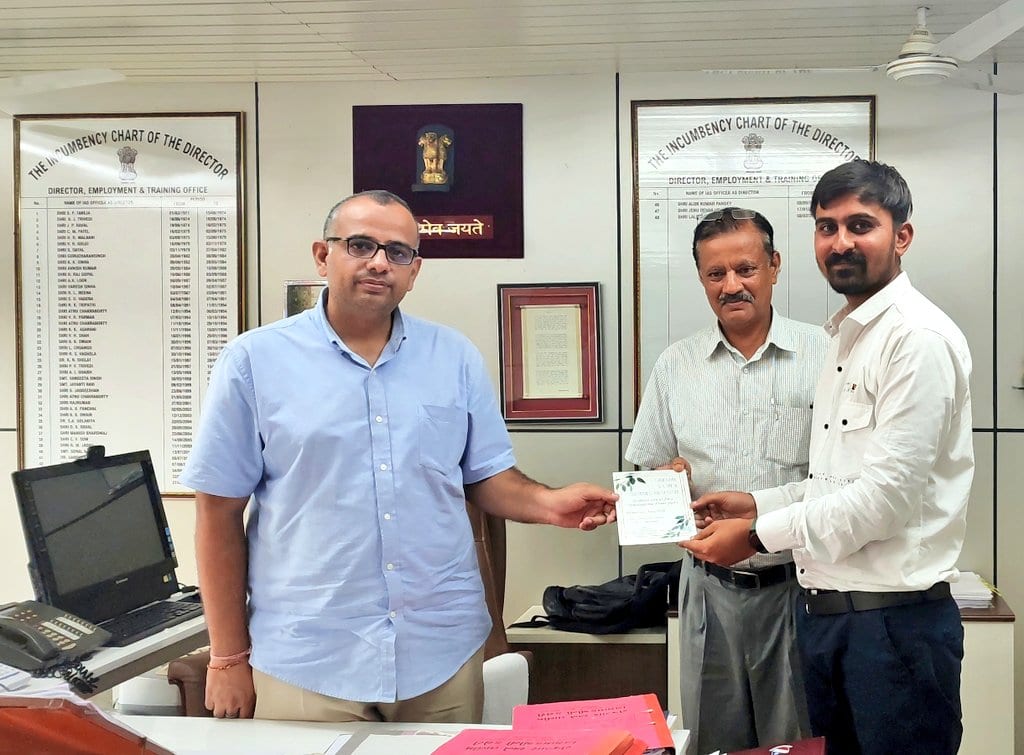 અમારા વિભાગમાં પારદર્શકતા નું ઉત્તમ ઉદાહરણ પૂરું પાડી પ્રામાણિક અધિકારી તરીકે દરેક ના હૃદયમાં સ્થાન મેળવનાર અમારા માનનીય નિયામક સાહેબની ગઈ કાલે બદલી કરવામાં આવી પરંતુ આઈ.ટી.આઈ ના દરેક કર્મચારીઓના હૃદયમાં આપનું સ્થાન હંમેશા રહેશે અને અમને આપના પર ગર્વ છે <a href="/lalit_sihu/">Lalit Narayan Singh</a> 
<a href="/DETGujarat/">Director Employment & Training, Govt. of Gujarat</a>