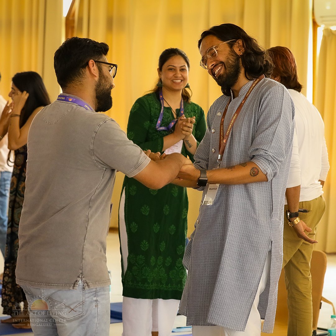 BangaloreAshram's tweet image. The Art of Living International Center, Bengaluru hosted its first-ever unique gathering of over 40+ social media creators and influencers.

The creators underwent the flagship @ArtofLiving Happiness Program as well as experienced fun activities and wellness sessions!