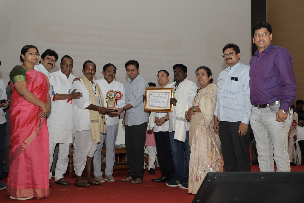 mpdo_dornakal's tweet photo. State level National Panchayat award got in Water Sufficient Panchyat category for GP Chapala Thanda,Dornakal Mandal, Mahabubabad dist, Received award from honr'ble Minister's PR,IT. Sarpanch, PS and entire district team was recognised.
@Collector_MBD 
@AclbMahabubabad https://t.co/FNTinjQQr0