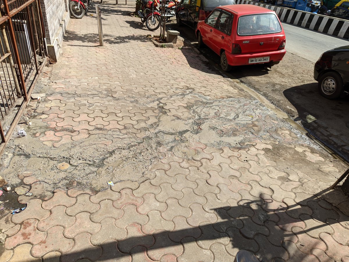 Rohirrimp's tweet photo. @mybmc sewage from manhole overflowing on footpath. Extremely foul smelling and disease spreading. Address: saraswati bhuvan Gate, opp kum kum hotel, near minerva cinema, grant road east, Dr. D B Marg https://t.co/AQDdLlJb3v