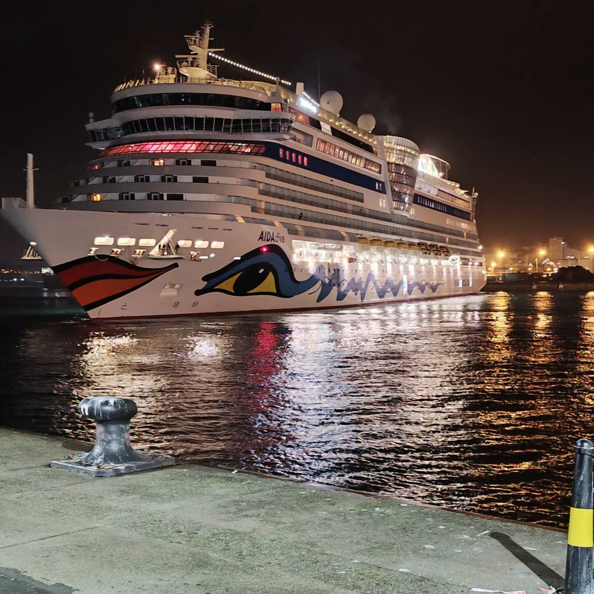 Aidadiva atracando en A Coruña #Aidadiva #puertocoruña #aquihaymovimiento <a href="/silcerino/">Silcerino</a>