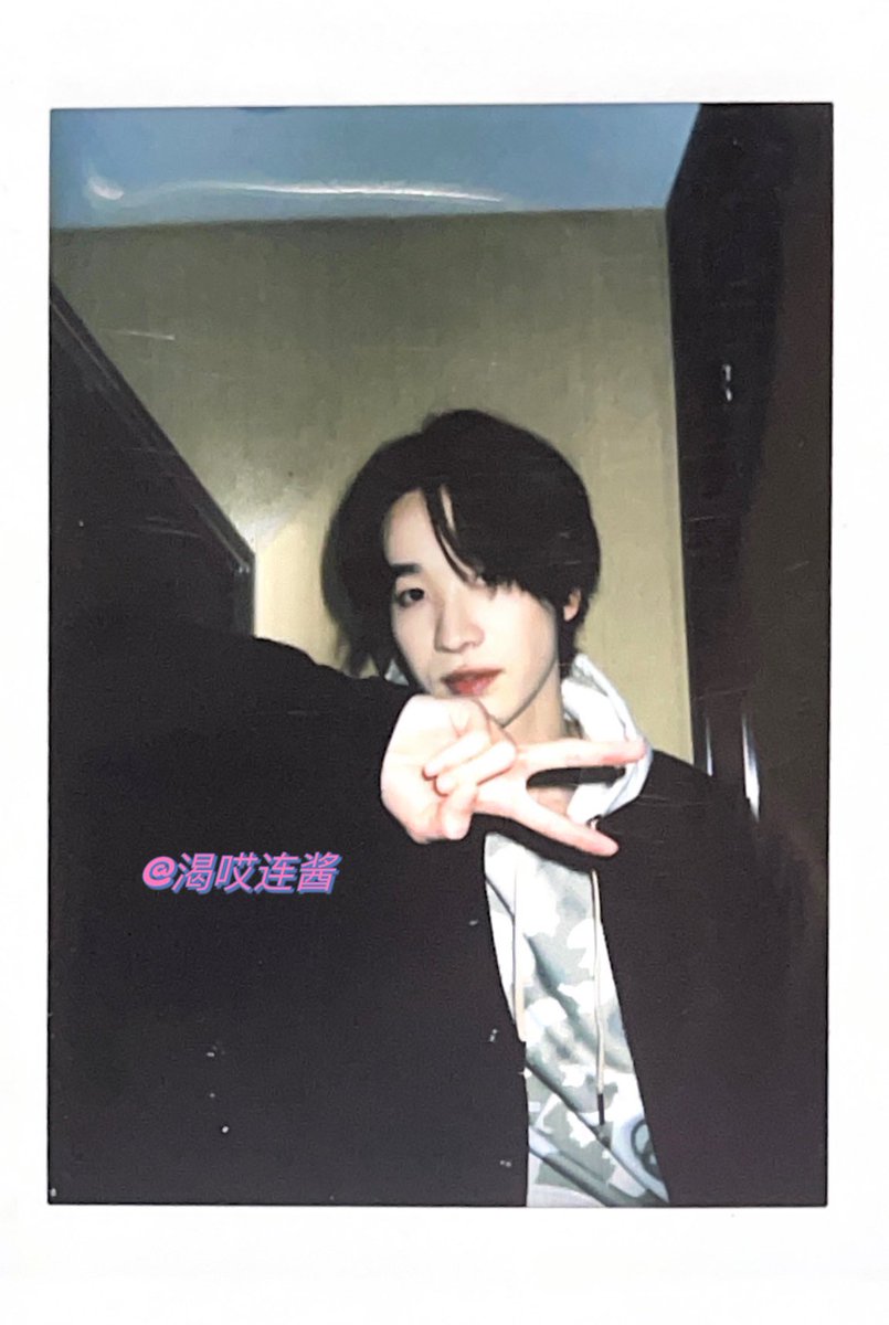 Some lucky Menglus got a Polaroid in their album 😍

More here → 🔗weibo.com/7031878519/488…
#LianHuaiwei #连淮伟 #Huaiwei #Cpop