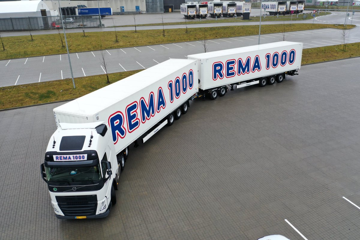 Vi har købt 13 af de her dobbeltvogne, så vi kan fragte dobbelt så meget på en enkelt kørsel og spare en masse co2 og km. De skal ikke køre i byer, men på store veje, motorveje, mellem vores terminaler. Nu venter vi bare på lov til at bruge dem - sker senest i 2025 😳🤷
#dkbiz