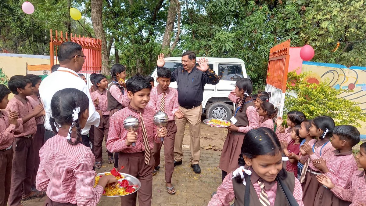 bhadohi_bsa's tweet photo. या देवी सर्वभूतेषु बु���्धिरूपेणसंस्थिता।
नमस्तस्यै नमस्तस्यै नमस्तस्यै नमो नम:।।🙏
नवीन शैक्षिक सत्र 2023-24 का शुभारंभ करते हमारे बच्चे🌹🌹
#schoolchaloabhiyanUP
#missio5star
#basiceducationbhadohi
#upbasiceducationmodel https://t.co/f8DhMsBH08