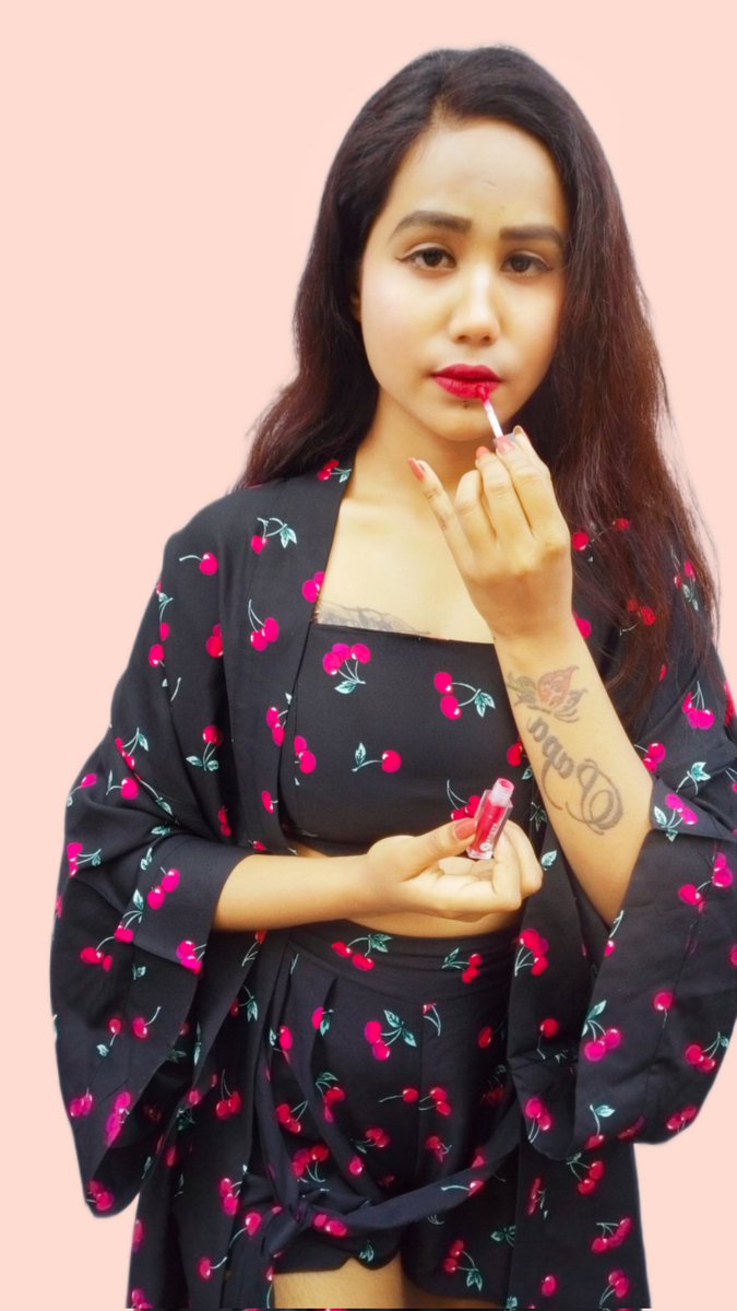 anisharajput75's tweet photo. This mini set includes liquid matte lipsticks that are super rich in pigmentation and long-lasting. Indulge in these teeny-tiny, super instagrammable lippes that come in specially-crafted, classy boxes in 4 different colours. 
Price :799
Available on #sugarwebsite #myntra #nykaa https://t.co/ZacKE5Xz74