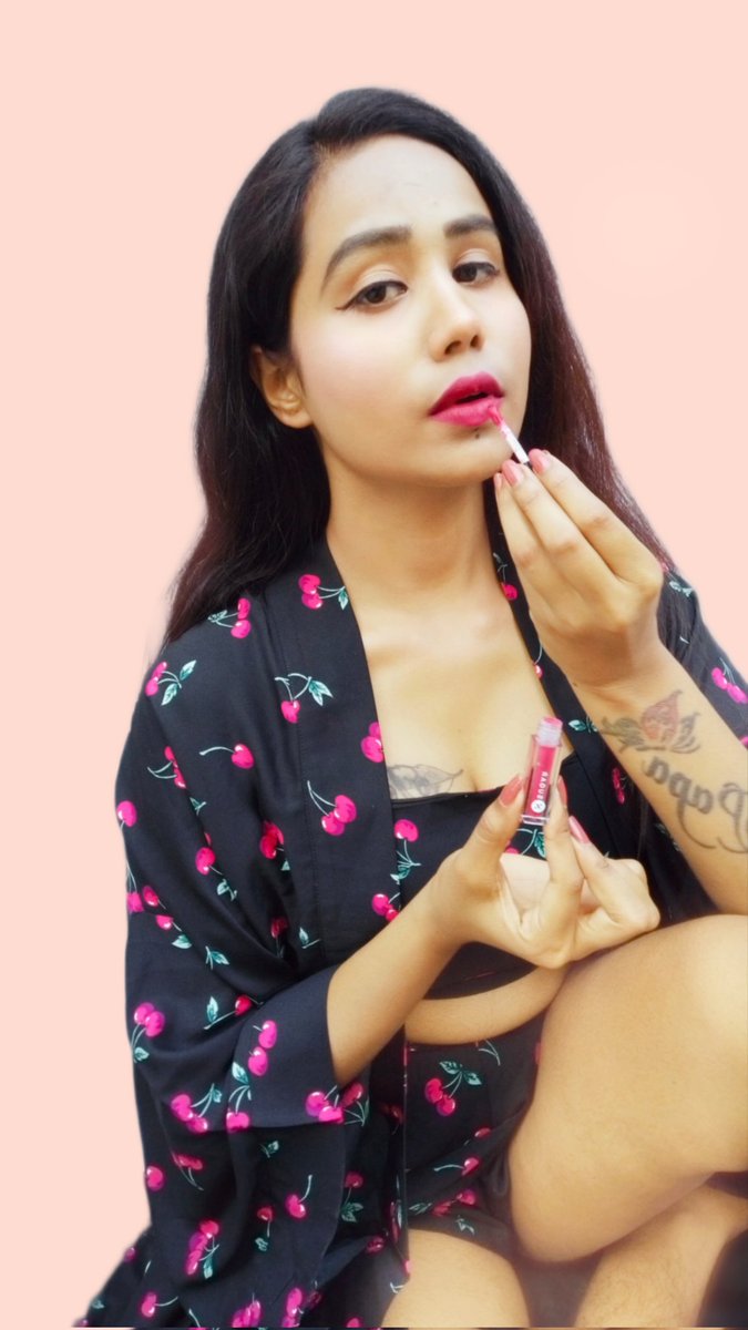 anisharajput75's tweet photo. This mini set includes liquid matte lipsticks that are super rich in pigmentation and long-lasting. Indulge in these teeny-tiny, super instagrammable lippes that come in specially-crafted, classy boxes in 4 different colours. 
Price :799
Available on #sugarwebsite #myntra #nykaa https://t.co/ZacKE5Xz74