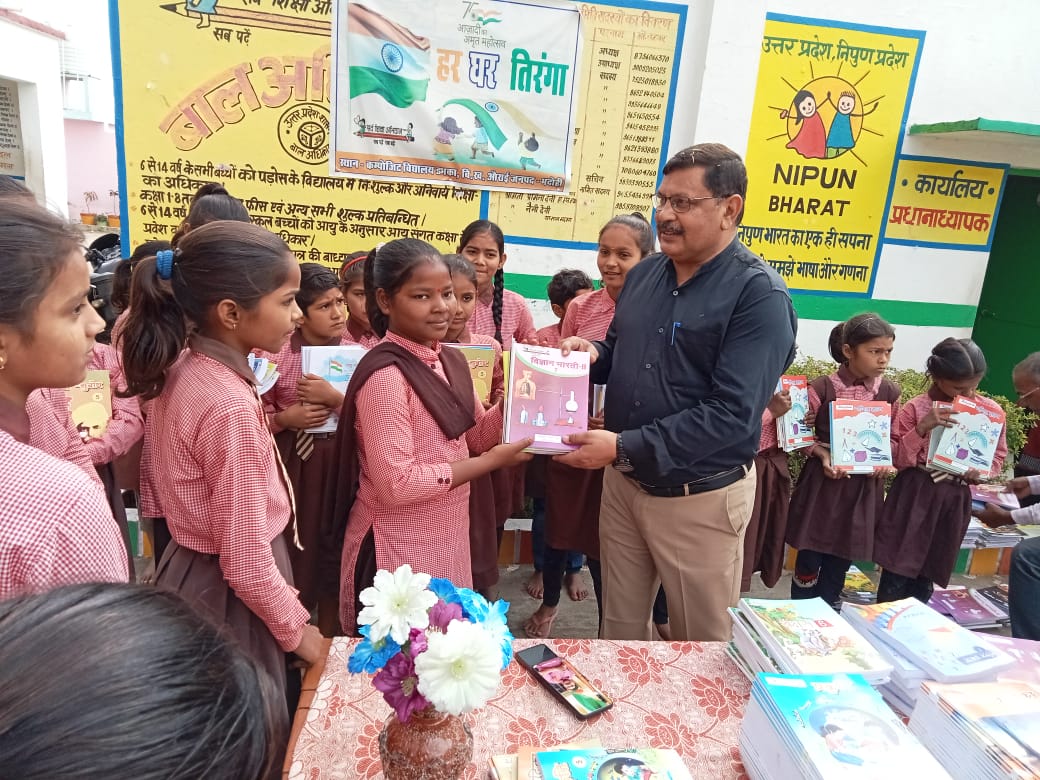 bhadohi_bsa's tweet photo. या देवी सर्वभूतेषु बु���्धिरूपेणसंस्थिता।
नमस्तस्यै नमस्तस्यै नमस्तस्यै नमो नम:।।🙏
नवीन शैक्षिक सत्र 2023-24 का शुभारंभ करते हमारे बच्चे🌹🌹
#schoolchaloabhiyanUP
#missio5star
#basiceducationbhadohi
#upbasiceducationmodel https://t.co/f8DhMsBH08