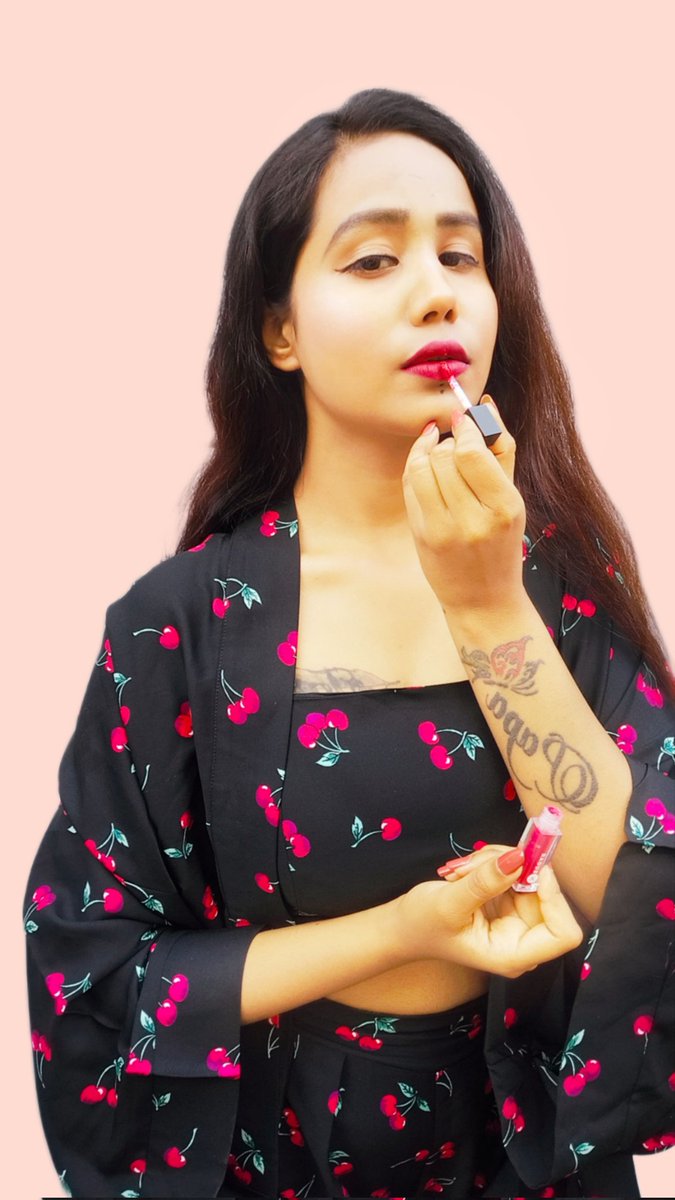 anisharajput75's tweet photo. This mini set includes liquid matte lipsticks that are super rich in pigmentation and long-lasting. Indulge in these teeny-tiny, super instagrammable lippes that come in specially-crafted, classy boxes in 4 different colours. 
Price :799
Available on #sugarwebsite #myntra #nykaa https://t.co/ZacKE5Xz74