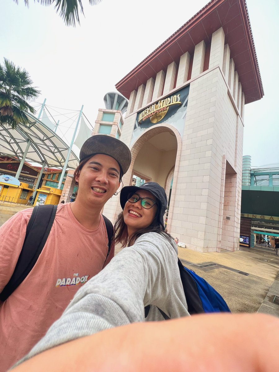 chocomintfrap's tweet photo. bagaimana bisa kaya raya meninggal berselimut uang kalo kerjaan kita main mulu, ke SGP cuma sehari. kita bukan anak batam yg bisa ke SGP tiap weekend 😭😭 https://t.co/6vPc9PyV3t