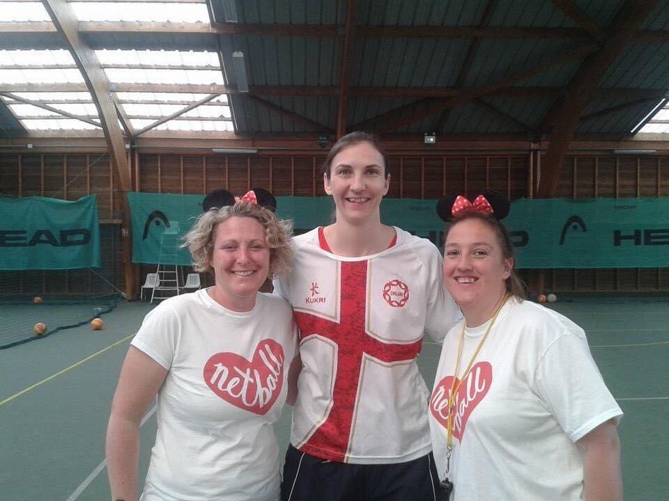 Netballcoachnow's tweet photo. Interestingly I’ve never had a selfie with @rach_dunn in England or on my own, it seems! Looking forward to the #Legends game today! What a fabulous ambassador &amp; role model for our sport! #Disney2016 #Glasgow2014 https://t.co/twpJjiL0ei