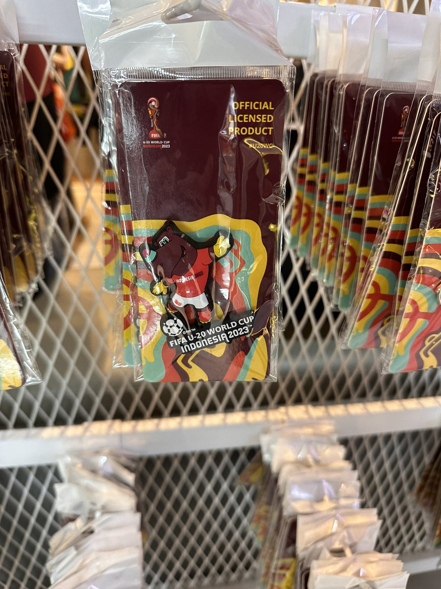 Juaraga, pemegang lisensi resmi merchandise Piala Dunia U20 Indonesia jadi salah satu pihak yang merasakan dampak besar pembatalan status tuan rumah.

Ada 53 jenis suvenir resmi yang mereka jual mulai dari boneka, kaos, jaket, sendal, topi, hingga tas. Terlebih pihaknya sudah