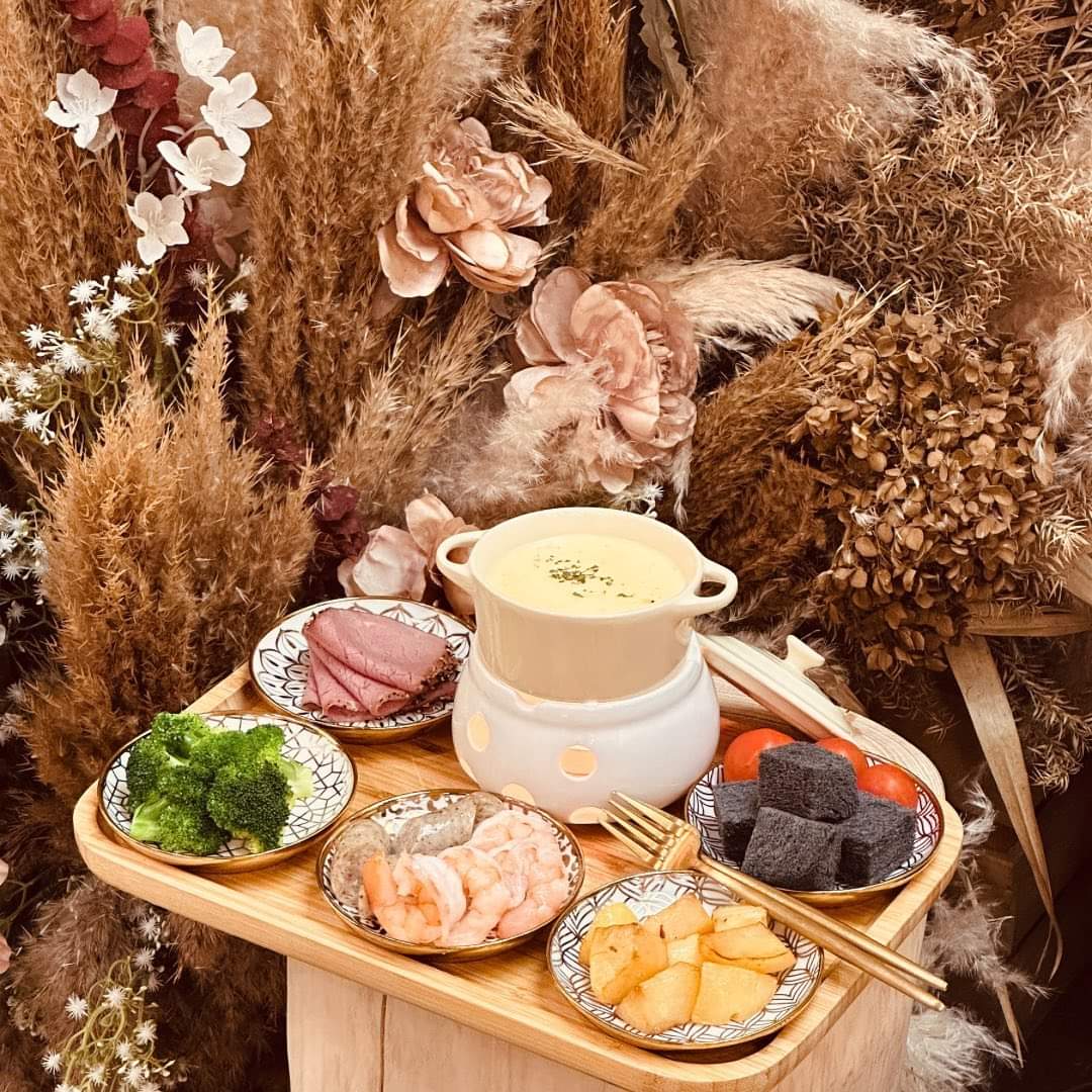 lihanghong1988's tweet photo. 趕上冬天的尾巴,我地推出一個中午食慢慢chill又得,夜晚食暖笠笠又得既冬日暖意特濃芝士火鍋,等你同閨蜜們可以慢慢享受慢活既氣氛。 #foodie #foodiehk #chill #chillvobes #teatime #hkcafe #boholic #higttea #波希米亞 #打卡餐廳 #打卡好去處 #香港好去處 #香港美食 https://t.co/jhOAKdntPH