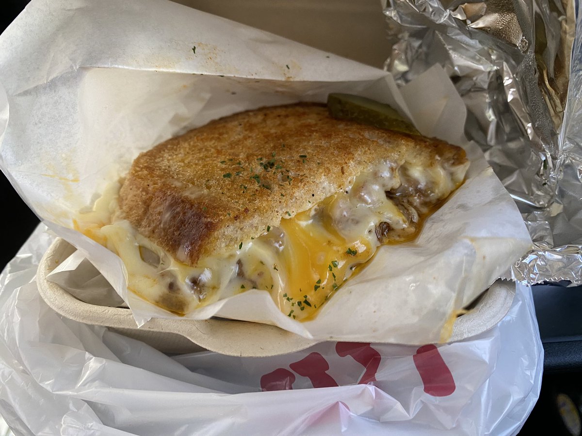 5GiornoGiovanna's tweet image. 投票うぃって外食するゅんだ‼️
花見シーズンで近くの🅿️🈵過ぎてtakeout🥺
ボリュームがすごくて味も美味しいけど…ホットサンドって思ったら高いなぁって感じした🫠
#HiSandWich の
#HiDaddy &amp;amp; #HiBLT