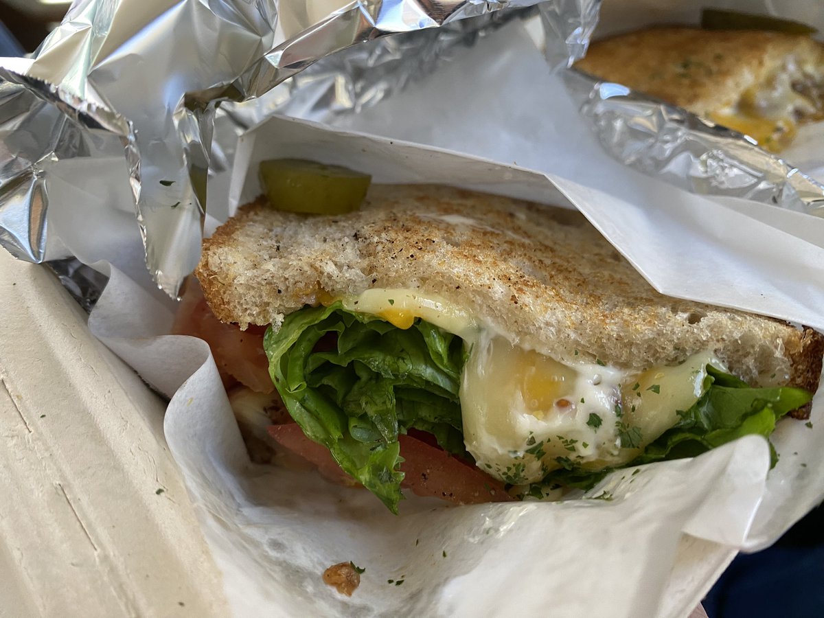 5GiornoGiovanna's tweet image. 投票うぃって外食するゅんだ‼️
花見シーズンで近くの🅿️🈵過ぎてtakeout🥺
ボリュームがすごくて味も美味しいけど…ホットサンドって思ったら高いなぁって感じした🫠
#HiSandWich の
#HiDaddy &amp;amp; #HiBLT