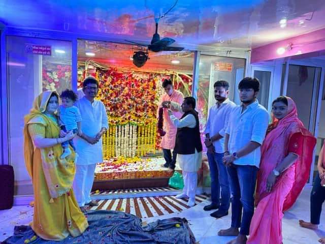 sultan_thakor's tweet image. રામનવમી નિમિત્તે વિરમગામમાં ખેતીયા બાપા વિરોચનનગર  મંદિરે ગાંધીનગર દક્ષિણ ધારાસભ્ય શ્રી @AlpeshThakor_ એ તેમના પરિવાર સાથે આશીર્વાદ લીધા. 🙏