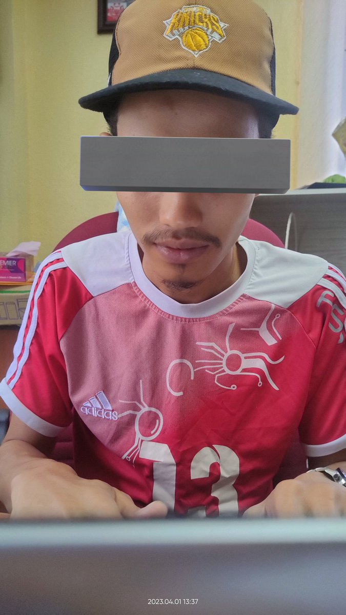 harrisalong's tweet photo. Kerja di bulan puasa bersama makhluk ini membuatkanku dahaga aiyaq. Lawak bodoh dia betul2 luar kotak https://t.co/3T7HYRMUvX
