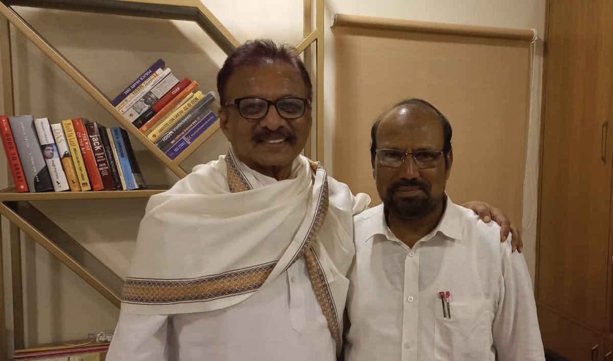 SaiLokeshKumar1's tweet image. #nandalur వాసులు సయెద్ నూర్, ఫారూఖ్, మాబూ, శమ్మిఉల్లాహ్ ఖాన్ మరియు షబ్బీర్ అహ్మద్ ఆయన చిరకాళిక సన్నిహితులు ఆత్మీయముగా కలసి శాలువా తో సన్మానించి వారి పాత జ్ఞాపకాలు గుర్తుచేసుకున్నారు.

#saiprathap #Ramadan