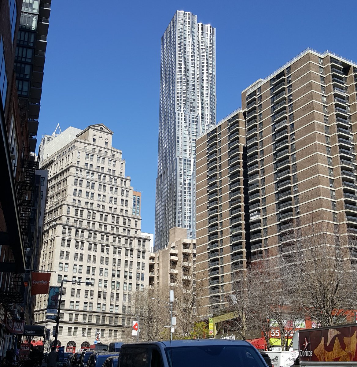 paroliro's tweet photo. Lunch views at 8 Spruce Street, one of New York City's latest architectural marvels, designed by Frank Gehry.  76 story skyscraper.  #8sprucestreet #frankgehry #architecture #76stories #skyscraper #newyorkcity #adayinmycity #eyeinthesky https://t.co/TOrmdlrGxR