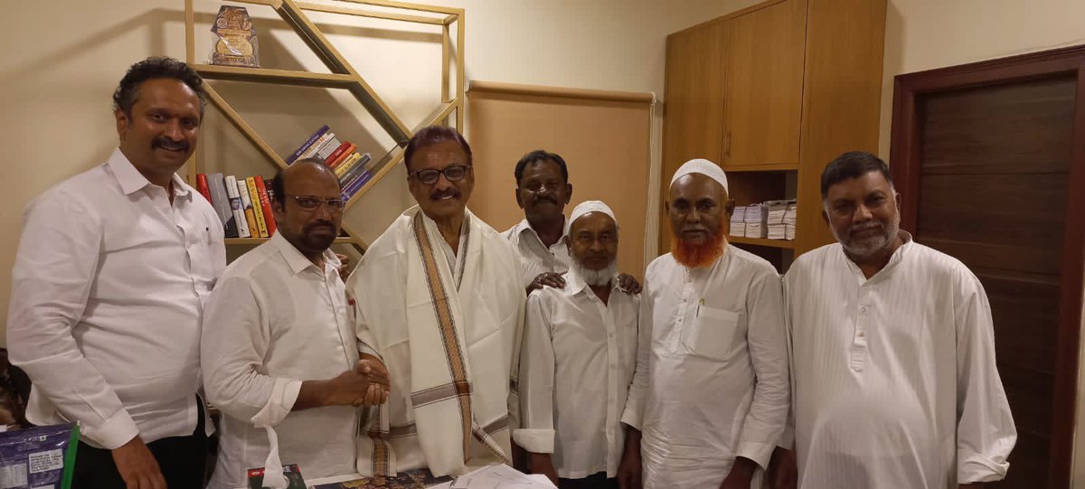 SaiLokeshKumar1's tweet image. రాజంపేటలో మాజీ పార్లమెంట్ సభ్యులు మరియు మాజీ కేంద్ర మంత్రి శ్రీ సాయి ప్రతాప్ గారిని ముస్లిం మైనారిటీ పెద్దలు ఆయనను కలవడం జరిగినది. 

పవిత్రమైన రంజాన్ మాసములో వారికీ వారి కుటుంబసభ్యులకు మరియు ముస్లిం సోదరులందరికి హృదయపూర్వక శుభాకాంక్షలు తెలియచేసారు.

#saiprathap #Ramadan