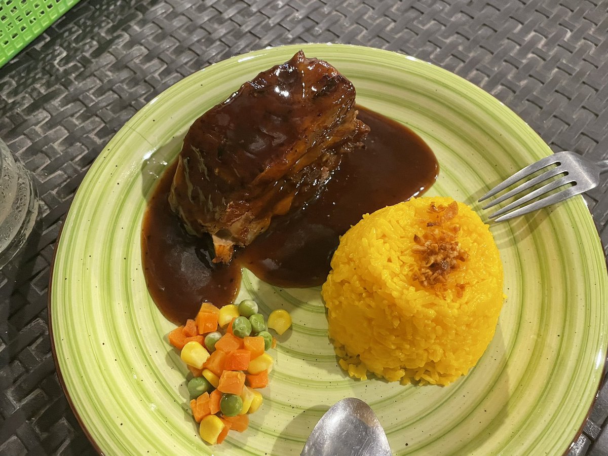 togurocchi's tweet photo. #フィリピン ＃マニラ #食事 #パサイ
Commandos Backribs Grill
無性に食べたくなってリピート✨
メニュー左上のポークリブ🍖が美味しいです😻
ボリュームがあり、皮目はパリパリ
中はホロホロジューシー🐷
ソースは少し酸味の効いた甘辛
辛くは無いです💖
一人で入って席にすわればok https://t.co/U8JObMeWmv