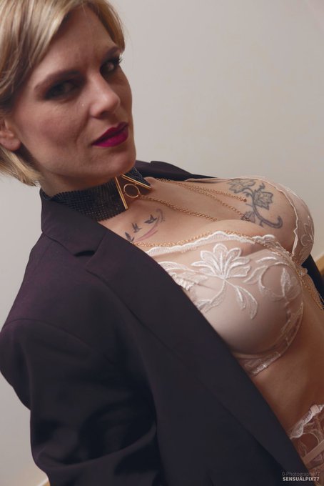 Coucou mon lapin. 🐰   Je vous r&eacute;serve tr&egrave;s prochainement une grosse surprise pour mon anniversaire porno<a href="/tag/bodybuilding"class="tags"><span>#bodybuilding</span></a><a href="/tag/fitness"class="tags"><span>#fitness</span></a><a href="/tag/sport"class="tags"><span>#sport</span></a>