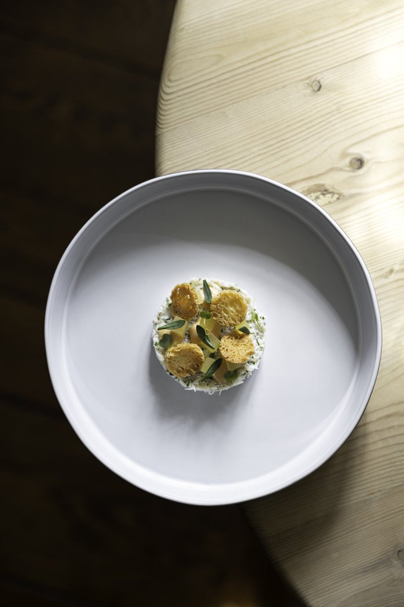 HorseandGroom3's tweet photo. Who loves a bit of fresh crab ? #Simplicity crab, apple, brown crab mayonnaise, sourdough croutons. #simple ⁦@MichelinGuideUK⁩ ⁦@GoodFoodGuideUK⁩ ⁦@GoodHotelGuide⁩ ⁦@Top50Gastropubs⁩ ⁦@HardensBites⁩ 📸 ⁦@nicucobasnean⁩ https://t.co/j2bAGJYvSS