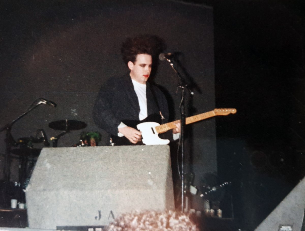 AccurecyFanzine's tweet photo. Contando parece difícil acreditar, afinal, hoje é o dia da mentira e, está fazendo 36 anos que o The Cure fez sua segunda apresentação em São Paulo num total de 8 shows pelo Brasil naquele ano,(2 em Porto Alegre,  2 no Rio, 1 em BH e 3 em Sampa).
Que tal uma tour assim novamente? https://t.co/pgcTkuN4Db