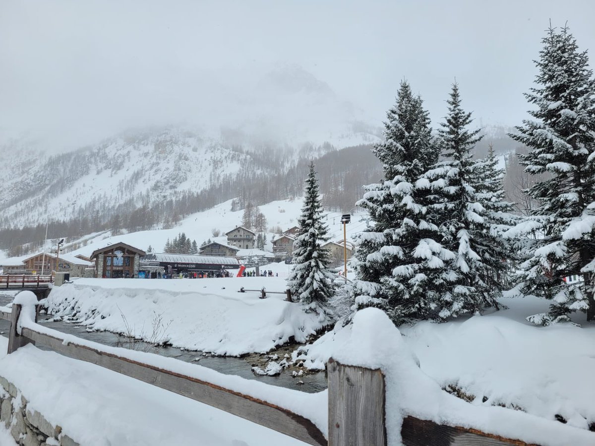 And the snow continues to fall 
#valdisere. What an amazing week ahead for todays 
arrivals. #snowstorm #tempetedeneige #frenchalps 
#skiholiday #winterwonderland #chaletholiday #tignes 
#mountainlife #springskiing