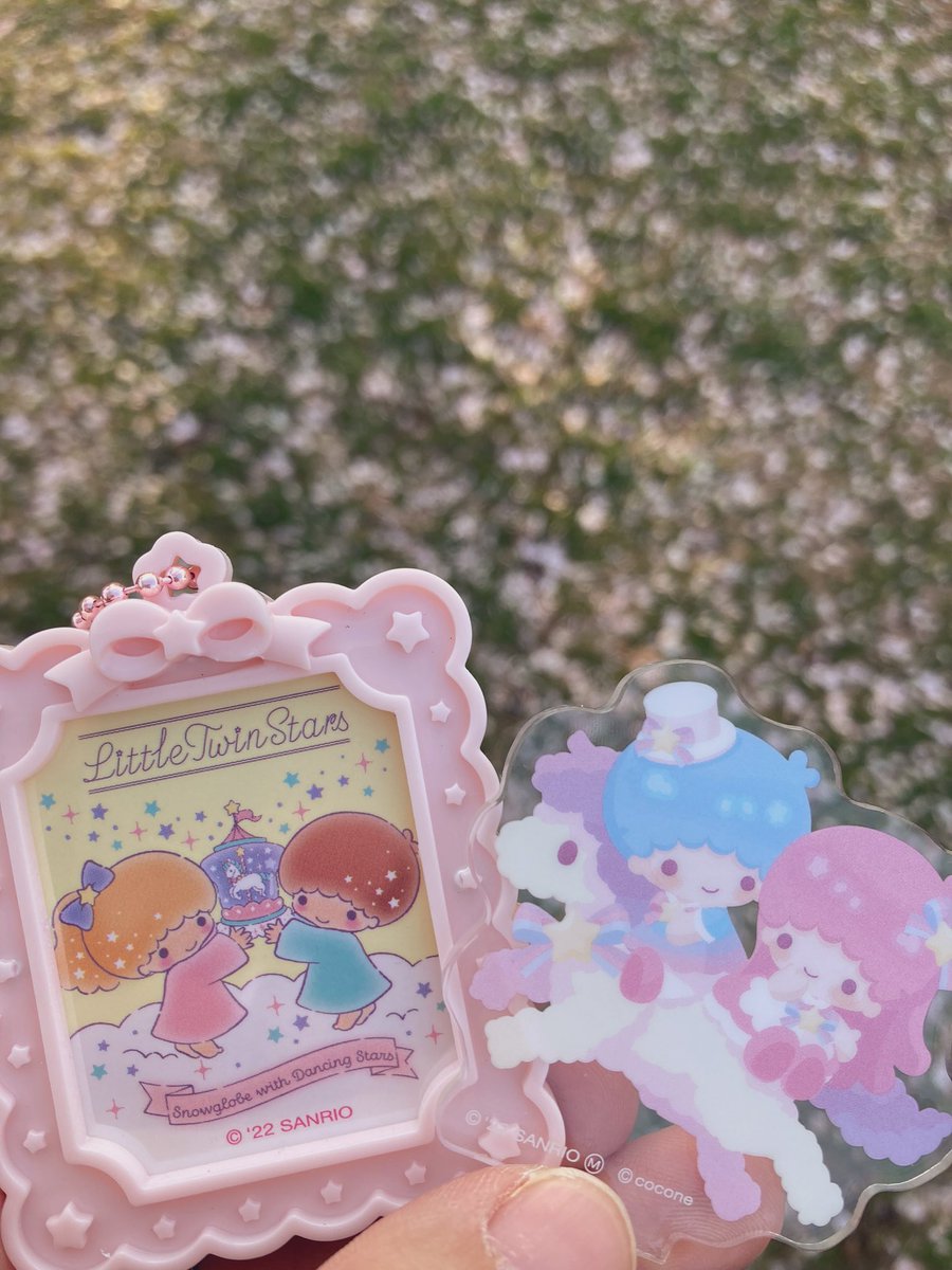b5b3b9's tweet photo. @sanrio_news 風景とぬい撮りするのが好きなのですが手で2体や3体を掴ん��写真撮るのが難しいので同じ向きを向いてくれて、できれば指など写り込みをしない商品を作っていただきたいです。アクスタなども掴めるものだと尚のこといいです！！よろしくお願いします！ https://t.co/0A7Abi5mgK