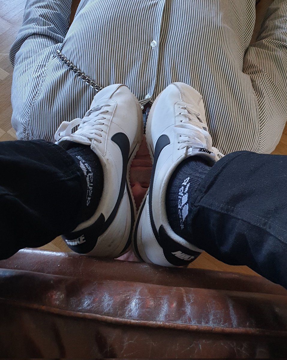 sadikcashmaster's tweet photo. A 4 pattes, à genoux, couché sous mes semelles, peu importe la position, ma plus grosse p.utain est toujours à sa place : @auxpiedsdeSadik 😎 https://t.co/rutIe1IGEP