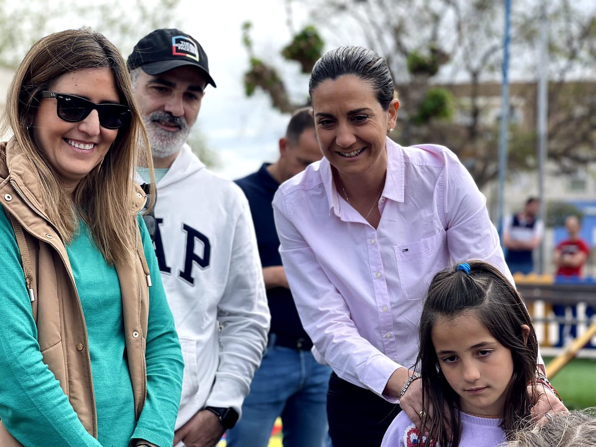AytoArchena's tweet photo. 🛝   @Patriciaflopez, alcaldesa de #Archena, inaugura la remodelación de ➕𝟭𝟬 𝗷𝗮𝗿𝗱𝗶𝗻𝗲𝘀 𝘆 𝗽𝗮𝗿𝗾𝘂𝗲𝘀 𝗶𝗻𝗳𝗮𝗻𝘁𝗶𝗹𝗲𝘀 con una inversión de ➕𝟒𝟓𝟎.𝟎𝟎𝟎 𝐞𝐮𝐫𝐨𝐬 para:
🟢mejorar del pavimento
🟢sustitución de juegos
🟢 +seguridad
🟢 entre otras acciones 👏 https://t.co/Vxuv2IVNgY