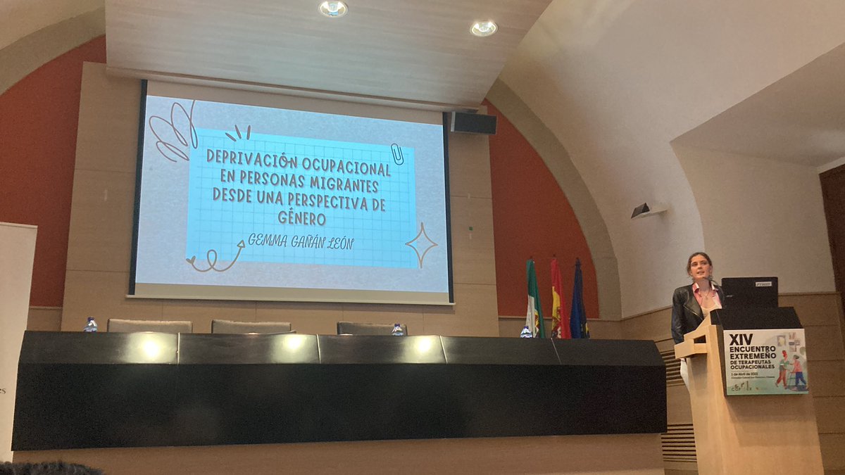 OcupaTEA's tweet photo. @GemmaRurala a la palestra. Recordando los orígenes de la profesión y la importancia de lo comunitario, los derechos, la justicia ocupacional y la política #Eexto14 https://t.co/v2bBeGoGAL