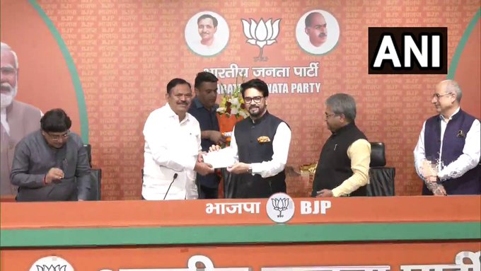 timesofindia's tweet photo. #Delhi | Senior JD(S) MLA from #Karnataka's #Arkalgud, AT Ramaswamy joins Bharatiya Janata Party, in the presence of Union minister & #BJP leader #AnuragThakur https://t.co/3OUijcSD9Z