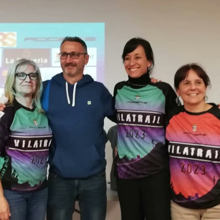ERCVilassar's tweet photo. Aquest vespre des del Govern hem acompanyat la presentació del #Vilatrail, amb el Club Esportiu Fondistes i la col·laboració de moltes entitats i comerços 🤝🏻 T'hi esperem el 16 d'abril!
Junts fem créixer un esdeveniment esportiu que promou el respecte pel nostre entorn natural https://t.co/4JfiKrXsRe