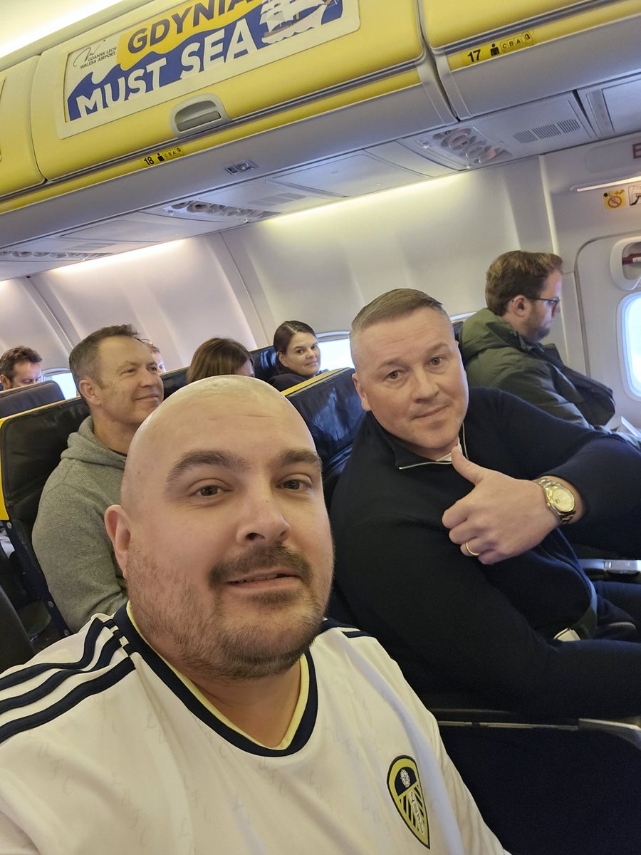 tinni_lufc's tweet photo. Good to meet @GKPaulRobinson on a flight to Dublin yesterday, top bloke and happy to chat about Leeds #lufc https://t.co/z9jutbo0SS