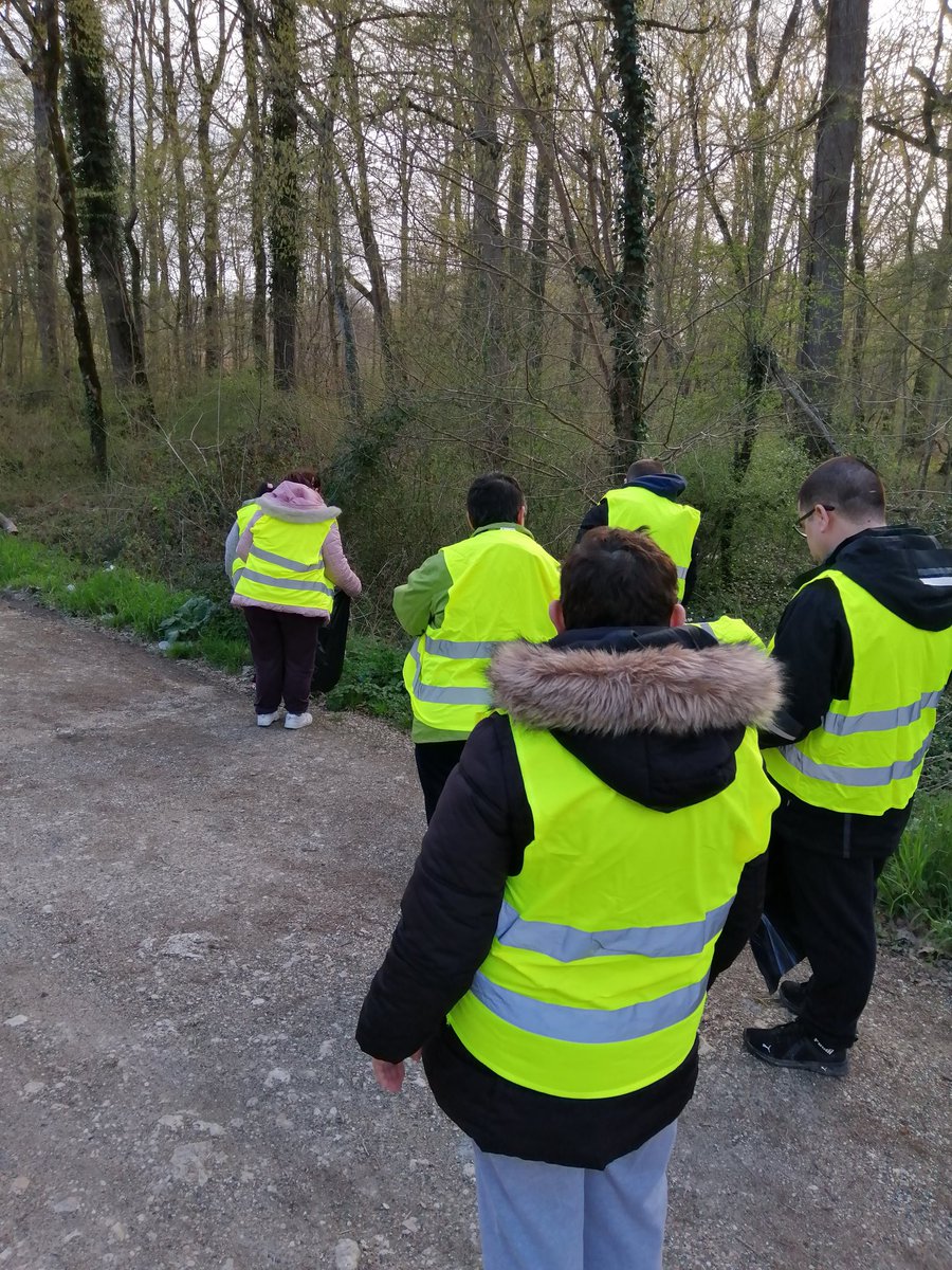Jeudi, avec nos sportifs inscrits au sport santé, nous avons œuvré pour la santé de la planète en ramassant les déchets avec Vineuil Environnement. Une activité qui a pris du sens pour eux et leur a fait prendre conscience de la gravité de jeter ses déchets dans la nature.