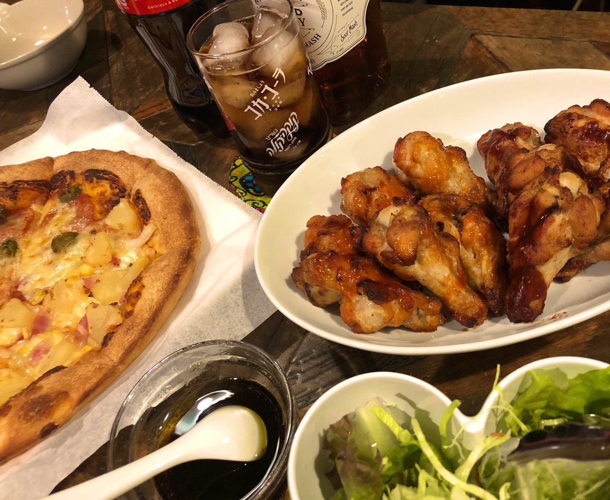 moro2ikiru's tweet photo. 何もやる気しない私に、相棒が買ってきてくれた。
#ピザハット #おうちごはん 
(パイナップルが乗ったピザ…結構好き派)

一度食べてみたかった #wingstreet  。
も買ってきて頂いたので #ウイスキーコーク で #おうち呑み https://t.co/xhvZSu7MOX