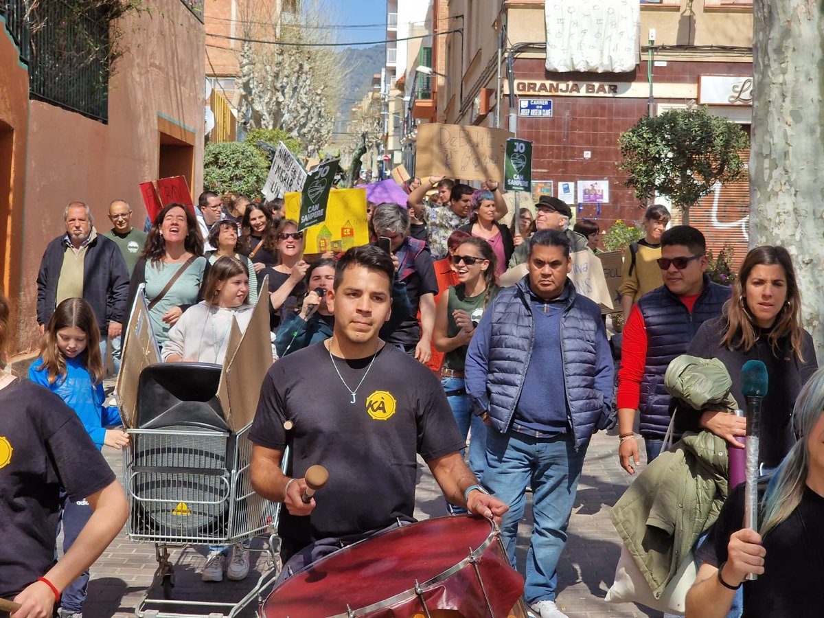 CanSanpere_'s tweet photo. Gràcies Tutukà per posar la banda sonora a aquest cercavila! 💚💚

Can Sanpere amb la cultura popular ✨ https://t.co/bLvQ1Godv9