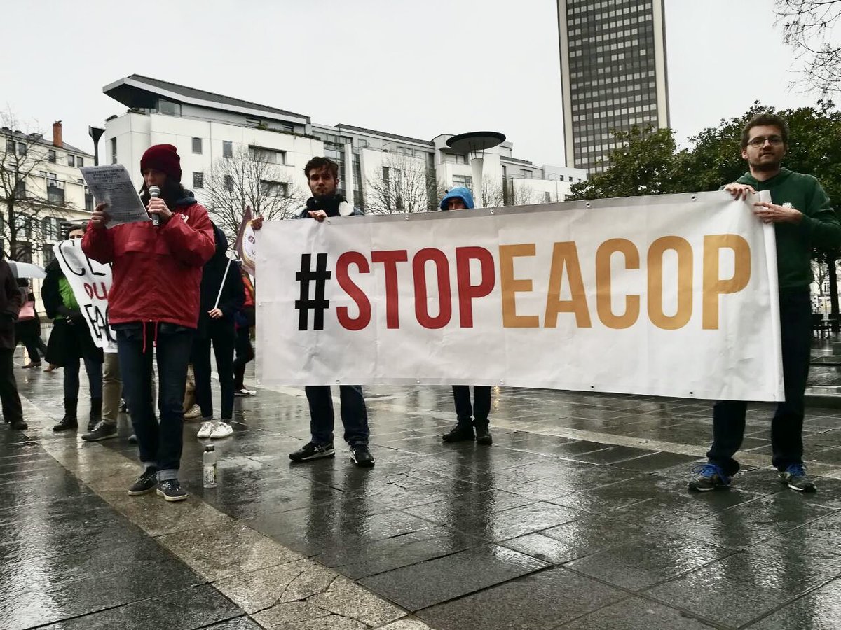 44Attac's tweet photo. Ce matin, 1er avril oblige, les militant·es du collectif Stop Total 44 ont organisé un faux mariage entre @TotalEnergies et @CreditAgricole officialisé par le « ministre de la Françafrique et de la catastrophe climatique » pr dénoncer les liens financiers entre ces 2 compagnies! https://t.co/5jLKSjLYjm