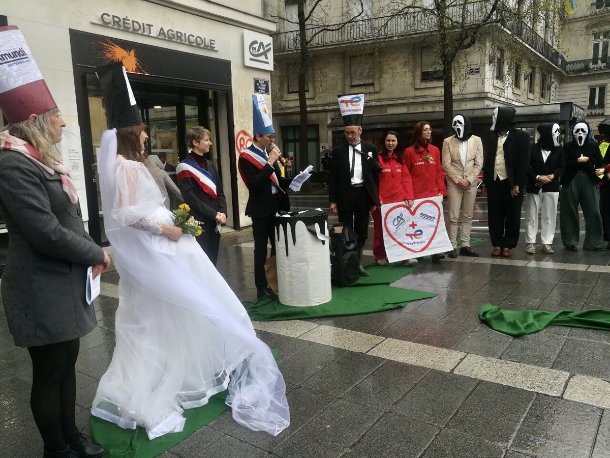 44Attac's tweet photo. Ce matin, 1er avril oblige, les militant·es du collectif Stop Total 44 ont organisé un faux mariage entre @TotalEnergies et @CreditAgricole officialisé par le « ministre de la Françafrique et de la catastrophe climatique » pr dénoncer les liens financiers entre ces 2 compagnies! https://t.co/5jLKSjLYjm