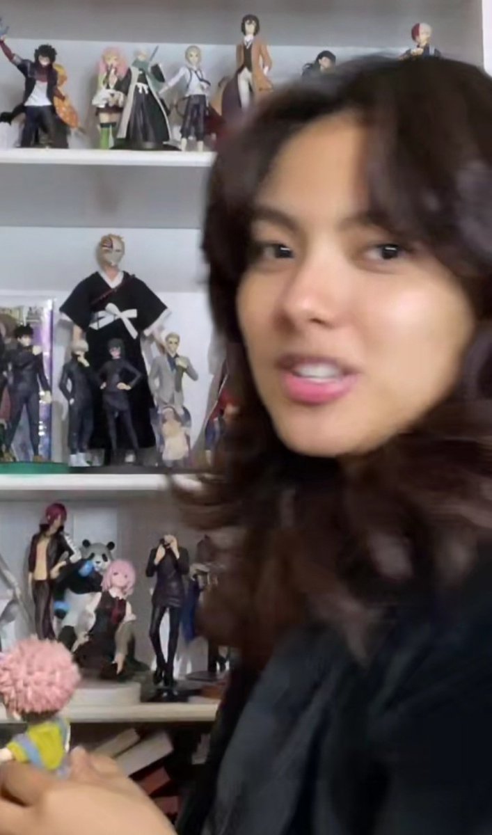 amesyl_crosser's tweet photo. flexing ng anime collection at #Dreamwalker niya. #KateValdez #KateIsKat https://t.co/lffKxvl8vJ