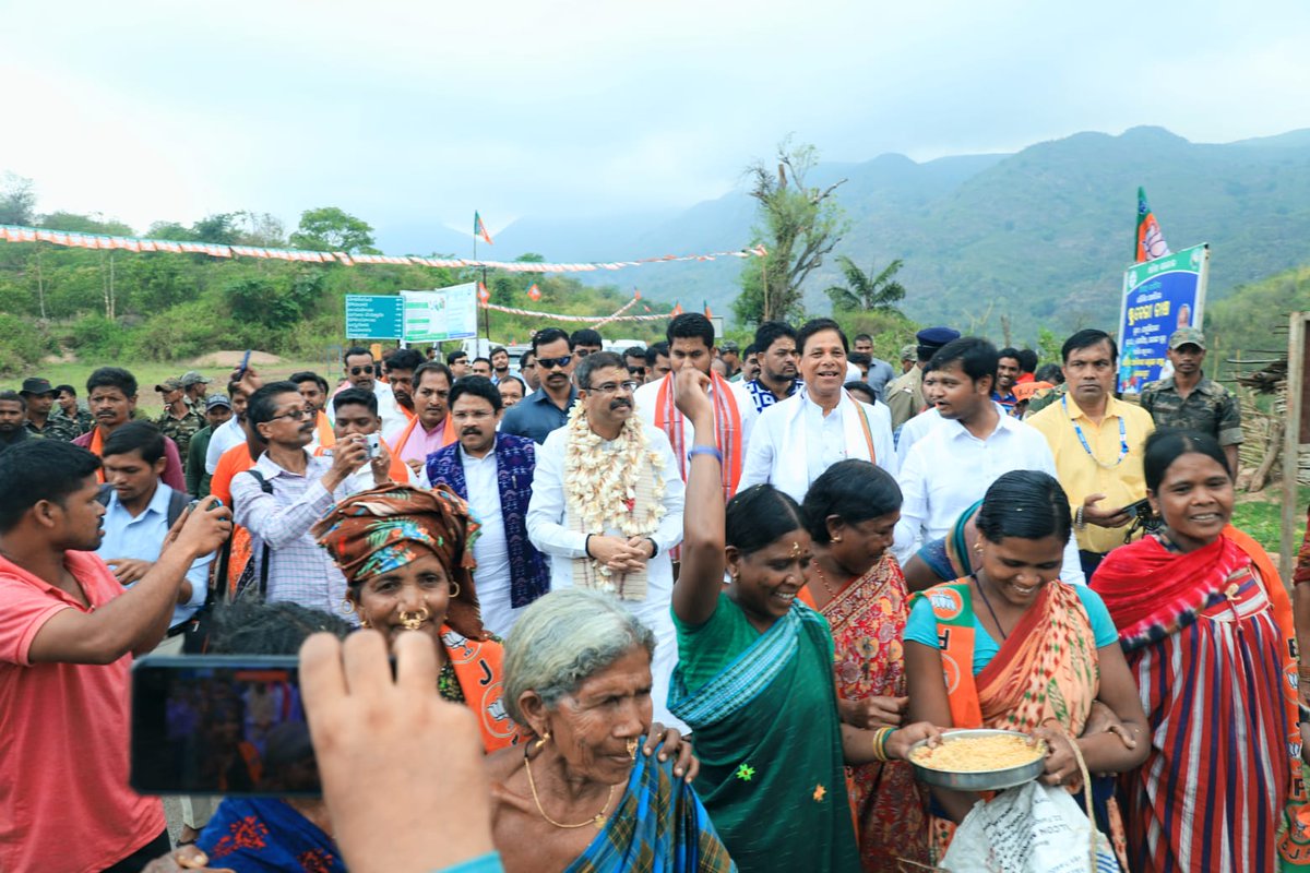 dpradhanbjp's tweet photo. କୋରାପୁଟ ଜିଲ୍ଲା କୋଟିଆ ପଞ୍ଚାୟତର ଫାଟୁସିନେରି ଗ୍ରାମବାସୀଙ୍କୁ ଭେଟିବା ସହ ସେମାନଙ୍କର ମୌଳିକ ସମସ୍ୟା ନେଇ ଆଲୋଚନା କଲି । https://t.co/tdRQDV6lKN