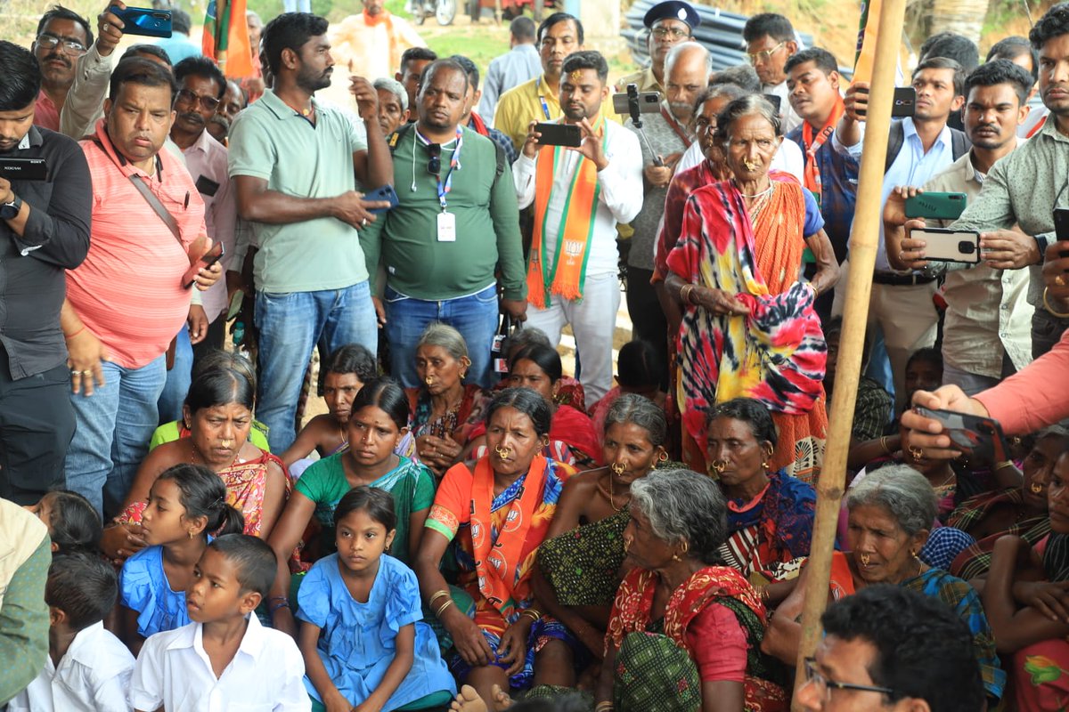 dpradhanbjp's tweet photo. କୋରାପୁଟ ଜିଲ୍ଲା କୋଟିଆ ପଞ୍ଚାୟତର ଫାଟୁସିନେରି ଗ୍ରାମବାସୀଙ୍କୁ ଭେଟିବା ସହ ସେମାନଙ୍କର ମୌଳିକ ସମସ୍ୟା ନେଇ ଆଲୋଚନା କଲି । https://t.co/tdRQDV6lKN