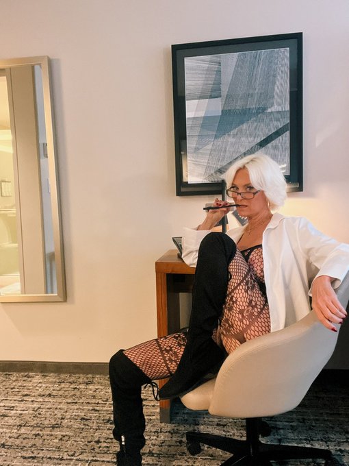Busy in my office today, maybe I will need to take a sex break?? https://t.co/Hkv3E1FJwN https://t.c