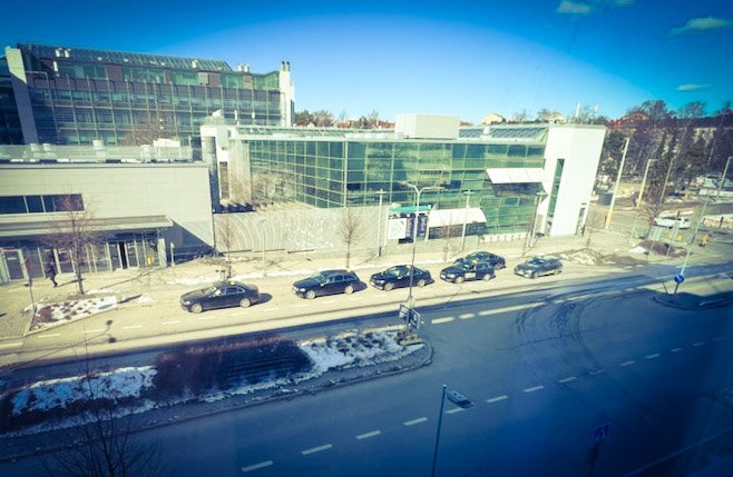 päivä numero 13.

upea aurinkoinen kevätkeli, joten siksi en tänään keskity lintujen kevätmuuttoon vaan tarkkailen meilahden sairaala-alueen taksien ryhmädynamiikkaa. jännää.

#haartman
#meilahti